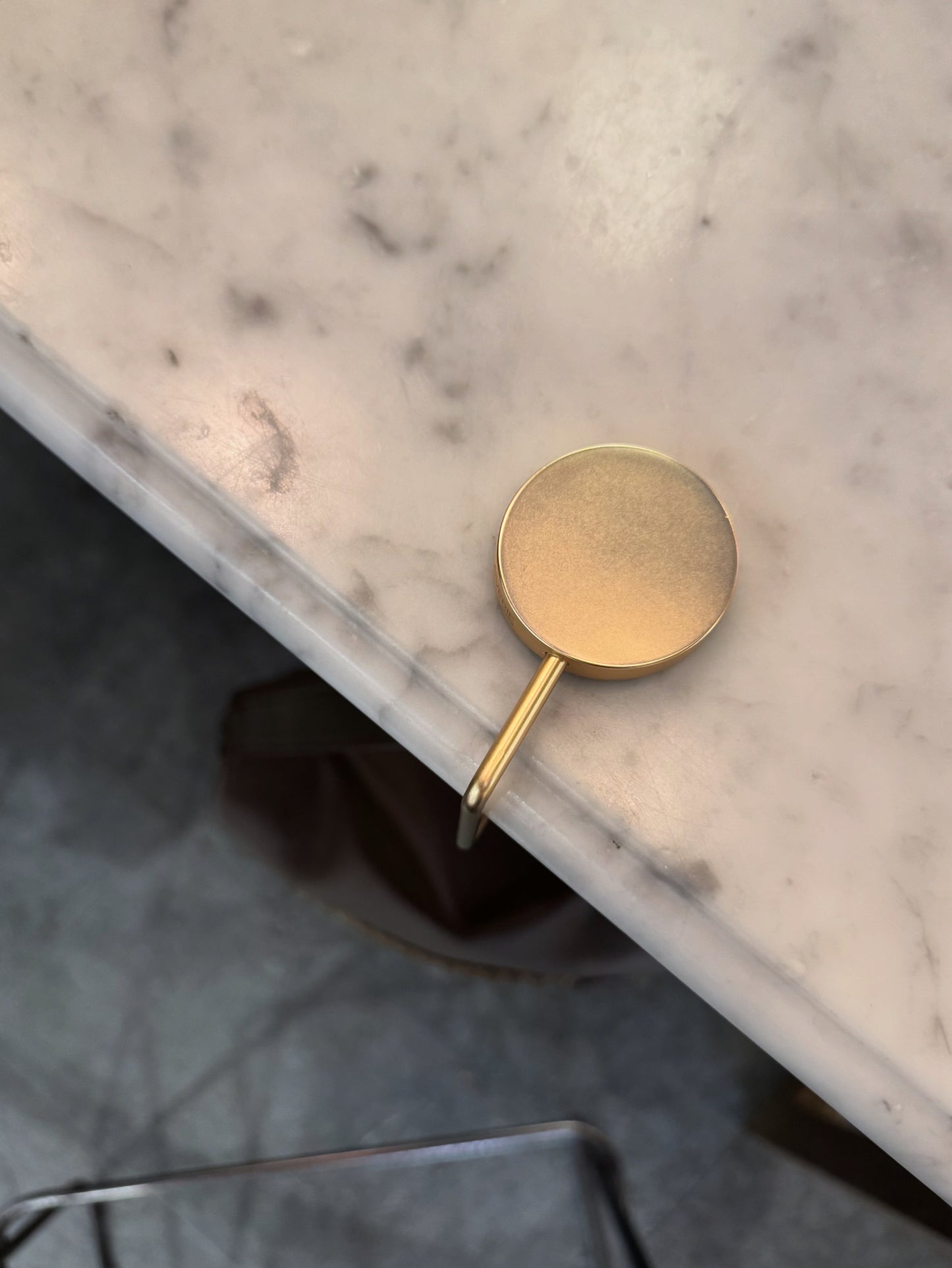 A'VERIE Bag Hook - Matte Gold Edge