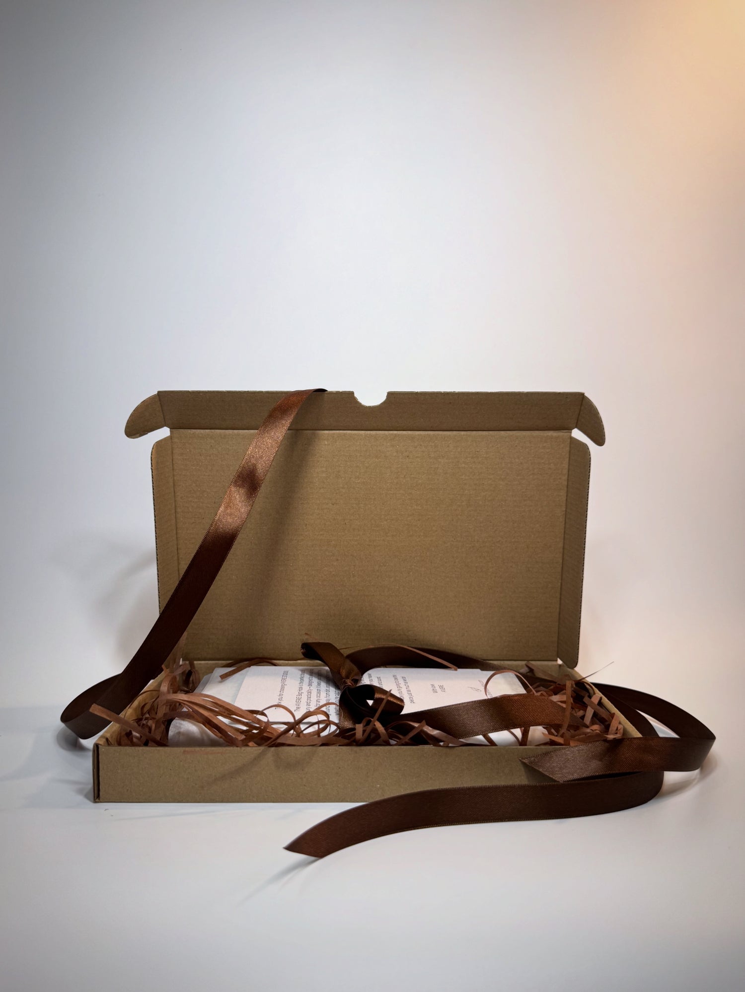 Väskkrok från A’VERIE STUDIOS vackert inslagen och redo att ges bort som present.