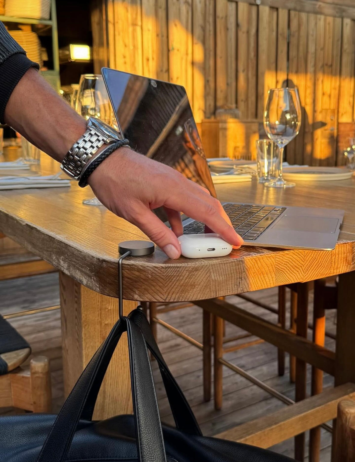 Kompakt väskkrok som håller din laptopväska, weekendbag och jackan borta från golvet och nära till hands.