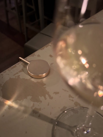 Exklusiv väskkrok i matt guld som kombinerar funktion och genomtänkt design. Häng enkelt din väska på bordet - nära till hands och borta från smutsiga golv.