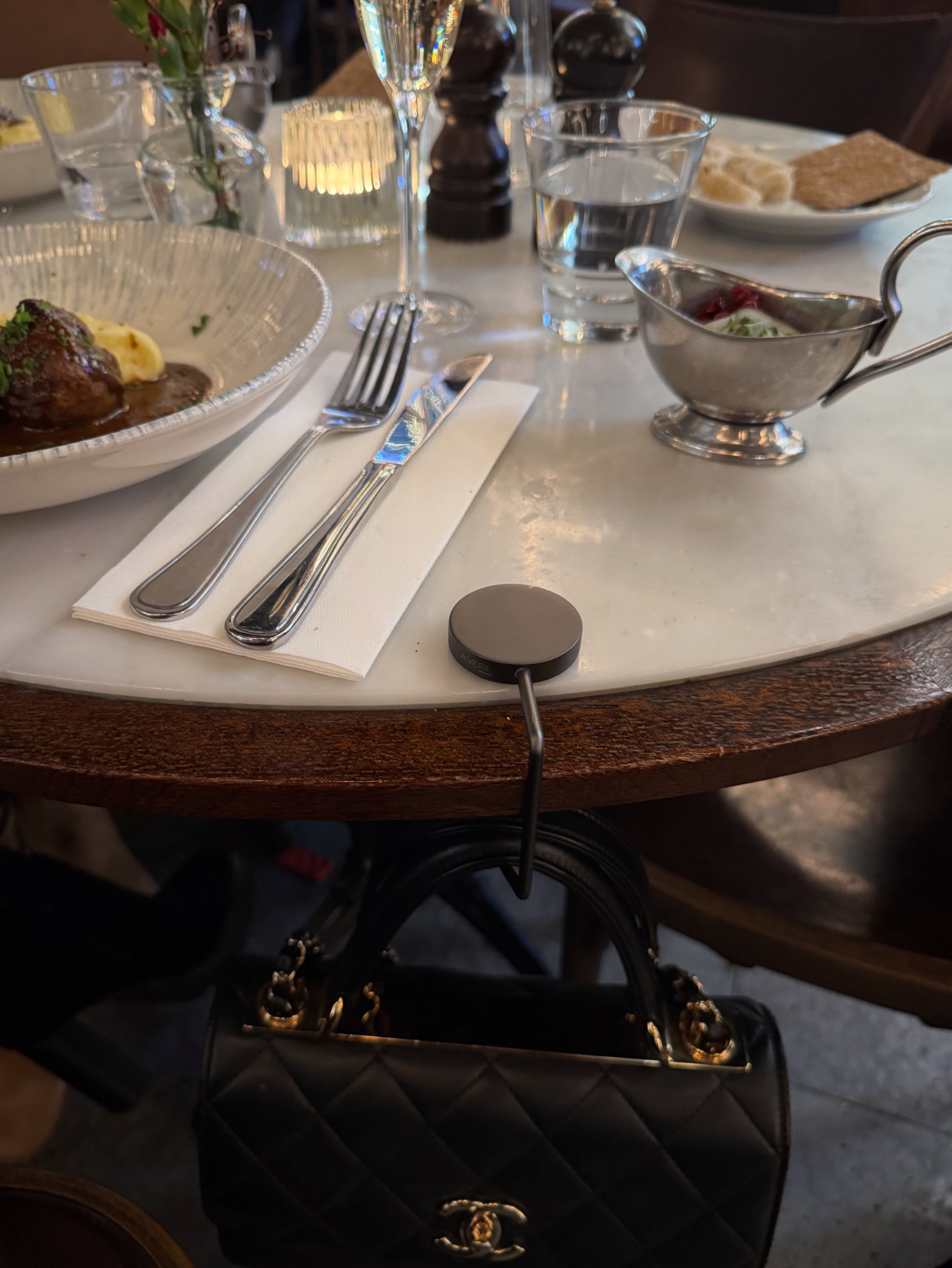 Väskkrok i tidlös design, perfekt för caféer, barer och restauranger.