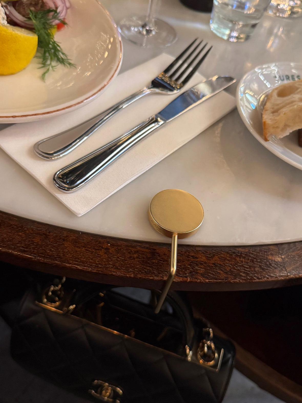 Premium väskkrok som kombinerar funktion och genomtänkt design för din designerväska.