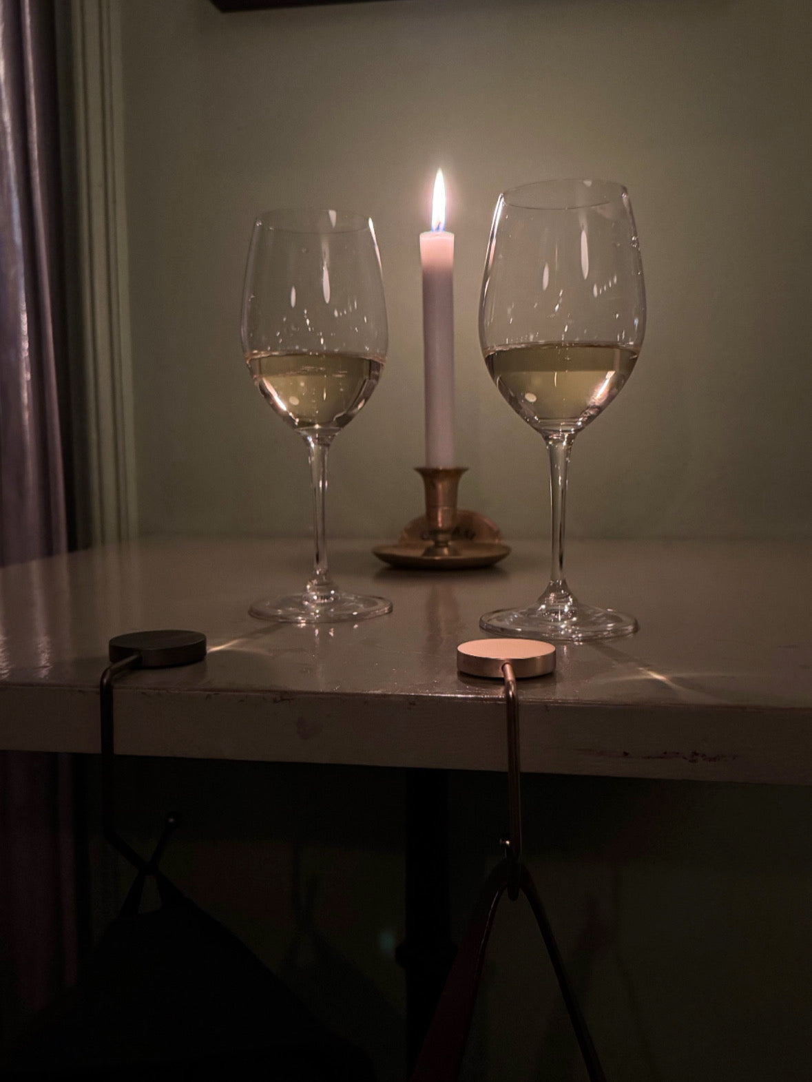 Exklusiv väskkrok för alla tillfällen. Kombinerar funktion och genomtänkt design. Häng enkelt din jacka och väska på bordet - nära till hands och borta från smutsiga golv.