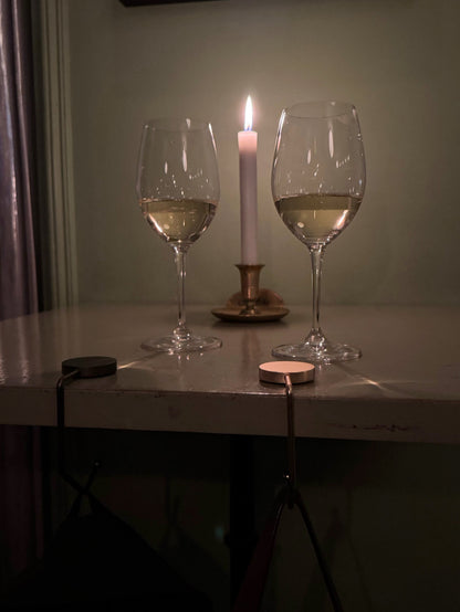 Exklusiv väskkrok för alla tillfällen. Kombinerar funktion och genomtänkt design. Häng enkelt din jacka och väska på bordet - nära till hands och borta från smutsiga golv.