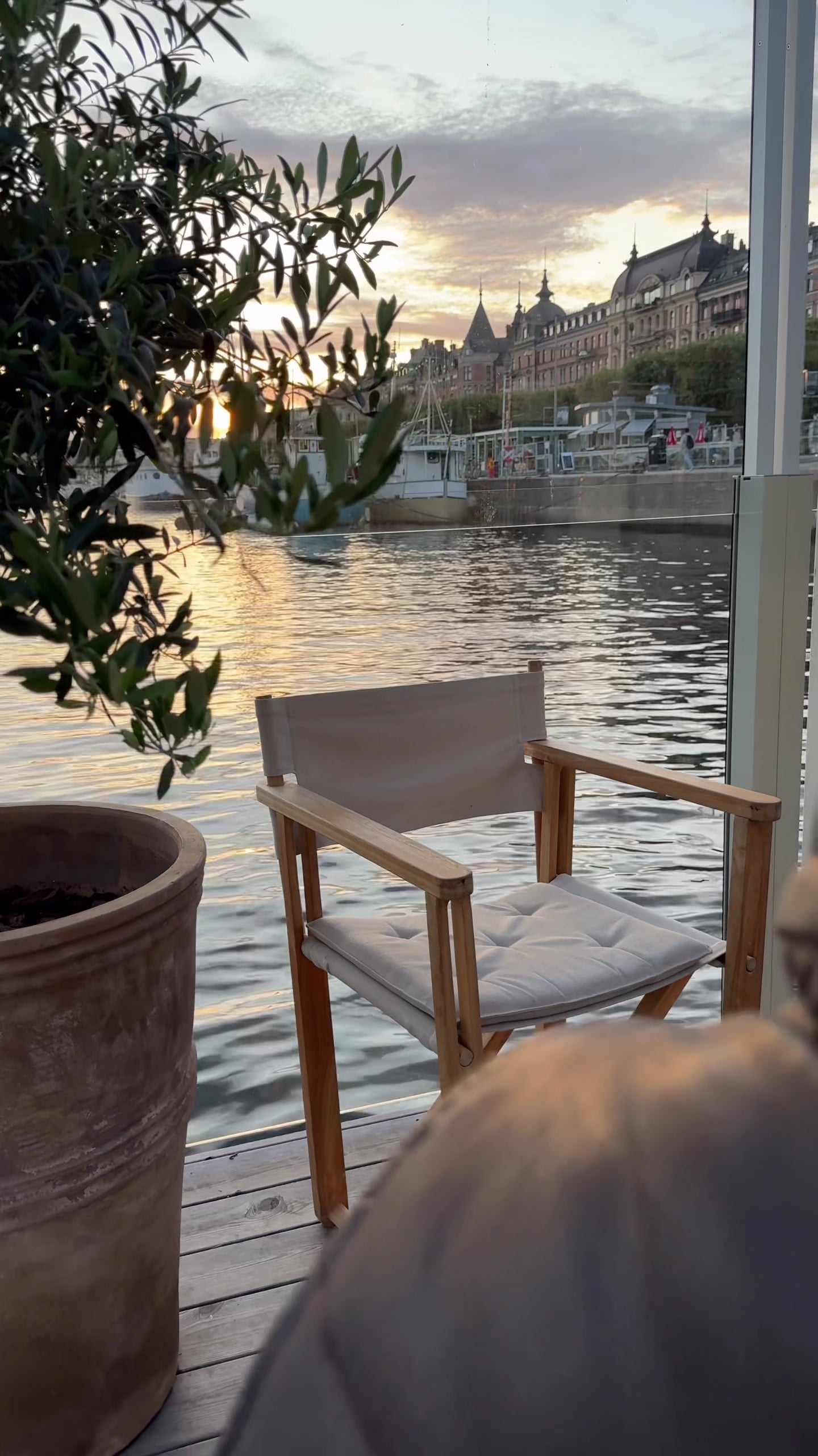 Compact bag hook that keeps your essentials clean and within reach.